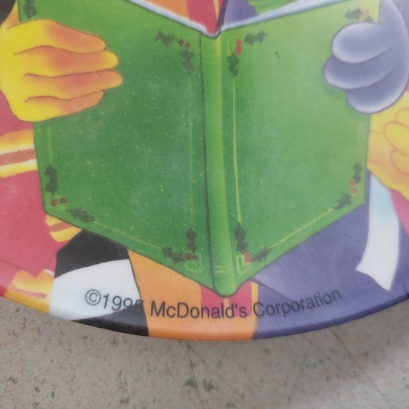 Ronald McDonald 1995 Christmas Seasons Greeting Caroling Plastic Plates - Picture 6 of 6